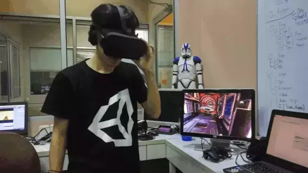 Menguji build awal di Oculus Rift.